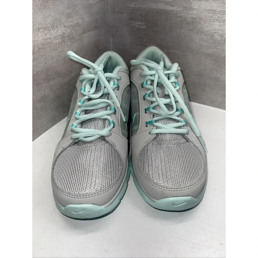 Nike White Mesh Turquoise Cross Training Sneaker Sz. 8.5 MINT!